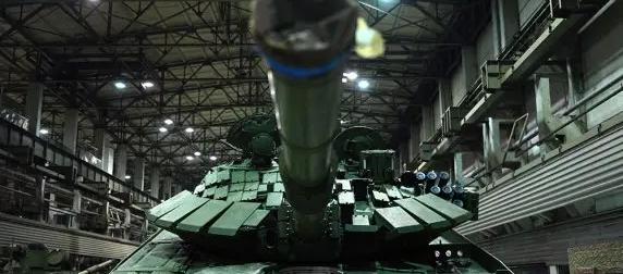 Раскаленный ствол 125-мм пушки танка Т-72Б3 показали через тепловизор