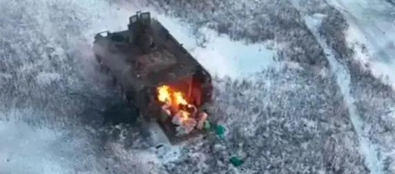 Российский дрон накрыл американскую бронемашину мини-бомбами