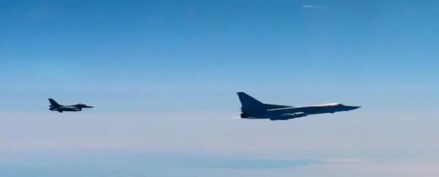 Российский Ту-22М3 с ракетой Х-22 сопровождал румынский F-16