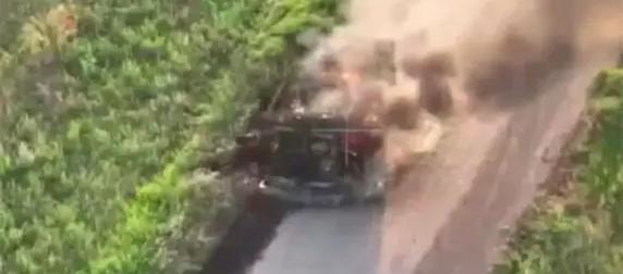 Печально известный Pinzgauer Vector сожгли бойцы группировки "Восток" Печально известный Pinzgauer Vector сожгли бойцы группировки "Восток"