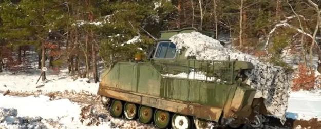 Необычный БТР с остекленной кабиной заметили на одном из полигонов ВСУ