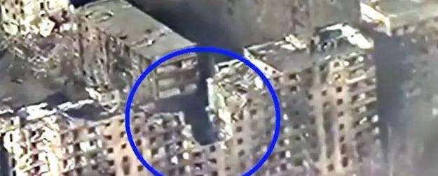 Трехтонная "Царь-бомба" проделала в десятиэтажном доме гигантскую дыру