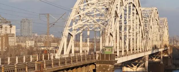 Почему важно немедленно уничтожить мосты через Днепр