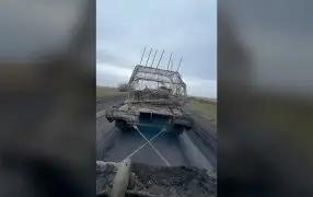 Поменялись ролями: Т-64 ВСУ пришлось взять на буксир тягач на базе Leopard