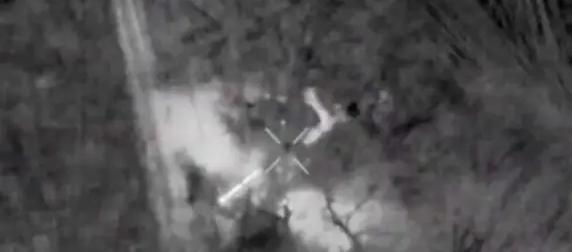 Дрон-камикадзе нашел самоходку M109 из США по светящемуся стволу орудия