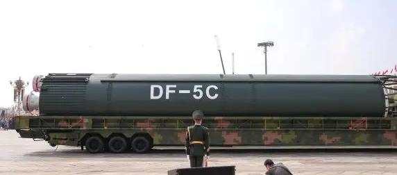 Новейшую китайскую сверхдальнобойную ракету DF-5C показали "в сборе" Новейшую китайскую сверхдальнобойную ракету DF-5C показали "в сборе"