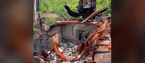 Боевики ВСУ показали, что осталось от взорвавшейся САУ "Акация" Боевики ВСУ показали, что осталось от взорвавшейся САУ "Акация"