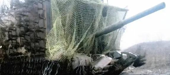 Максимально защищенный русский танк неизвестной модели замечен на фронте