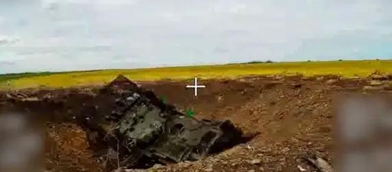 Гигантская воронка стала ловушкой для бронеразведчика ВСУ FV107 Scimitar