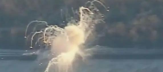 Дрон снял эффектный фейерверк при взрыве боекомплекта украинской САУ