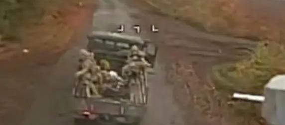 Боевики ВСУ посыпались на ходу из кузова "Шишиги", увидев дрон ВС РФ