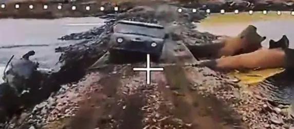 "Буханка" ВСУ создала затор, благодаря чему была уничтожена РСЗО RAK-12 "Буханка" ВСУ создала затор, благодаря чему была уничтожена РСЗО RAK-12