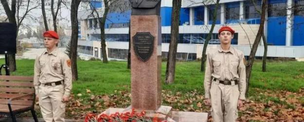 «Сокол Сталина» в бронзе: Мариуполь открыл памятник летчику Покрышкину