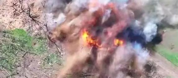 Дрон снял сильный взрыв и пожар на полевом складе боеприпасов ВСУ Дрон снял сильный взрыв и пожар на полевом складе боеприпасов ВСУ