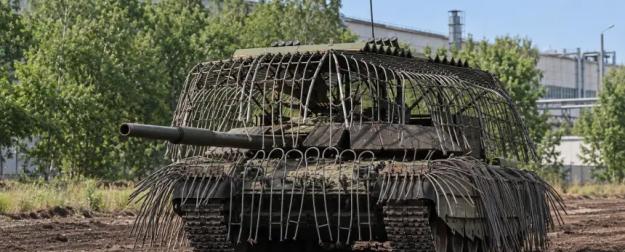 УВЗ запустил серийную тросовую защиту Т-80БВМ от дронов