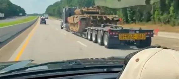 Советский танк Т-72Б замечен на одной из автомобильных магистралей США Советский танк Т-72Б замечен на одной из автомобильных магистралей США