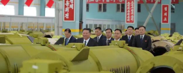 Около 100 дальнобойных ракет "Хвасонпхо-11га" показали в цехе завода в КНДР
