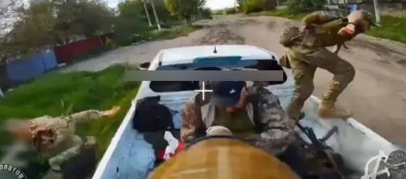 Боевик ВСУ не успел выпрыгнуть из пикапа во время удара дрона-камикадзе Боевик ВСУ не успел выпрыгнуть из пикапа во время удара дрона-камикадзе