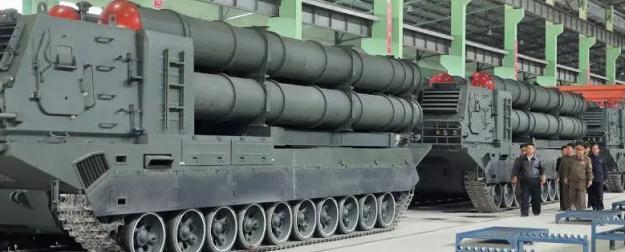 В Северной Корее показали "танковую" реактивную установку, бьющую на 400 км В Северной Корее показали "танковую" реактивную установку, бьющую на 400 км