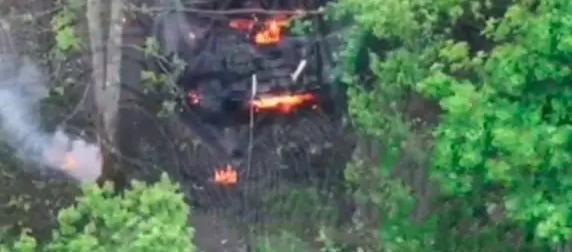 Мощный взрыв боекомплекта украинского Т-72АВ был виден за сотни метров Мощный взрыв боекомплекта украинского Т-72АВ был виден за сотни метров