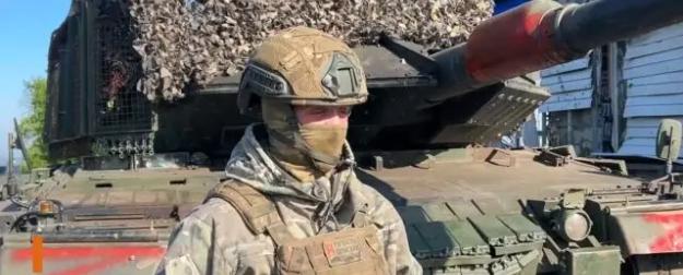 Немецкий зверь в русских руках: ВДВ вывезли танк Leopard из Курской области