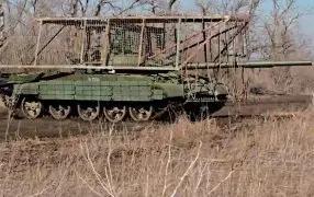 Т-62М с поворотным "мангалом" и "дредами" уничтожил минометчиков ВСУ