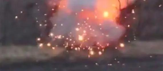 Появилось видео взрыва боекомплекта украинской самоходки "Гвоздика"