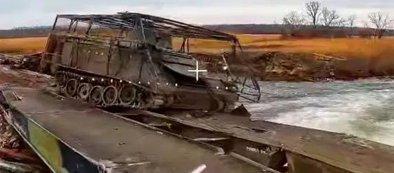 Удар дрона-камикадзе скинул с моста в реку БТР M113 ВСУ