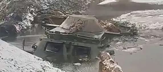 Украинский экипаж БТР решил переплыть пруд и утопил свою бронемашину