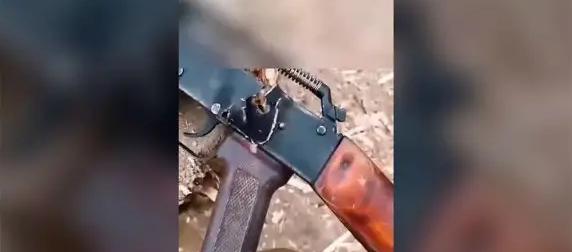 АК-74 получил гигантскую пробоину, но сохранил способность стрелять