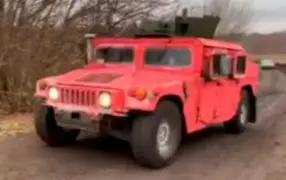 Боевики ВСУ начали разъезжать в гламурных Humvee розового цвета