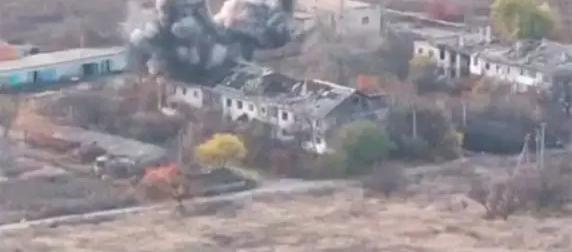 ЛМУР снесла крышу и подожгла здание, где находились дроноводы ВСУ