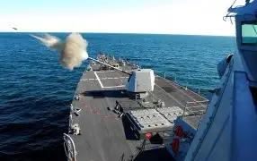 Эсминец ВМС США Spruance обстрелял иранский контейнеровоз из 127-мм орудия