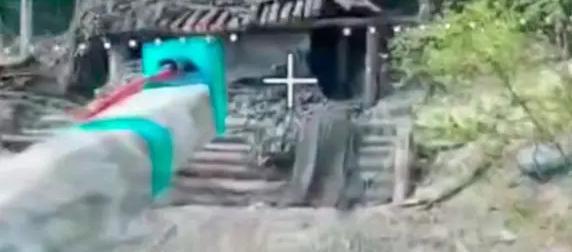 Боевики ВСУ безрезультатно спрятали свою САУ в "бревенчатой избушке" Боевики ВСУ безрезультатно спрятали свою САУ в "бревенчатой избушке"