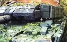 Увешанный "реактивной броней" Leopard 1A5 сожжен дронами-камикадзе