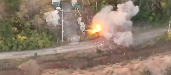 Дрон "КВН" разнес на части "Ниву" с боевиками ВСУ