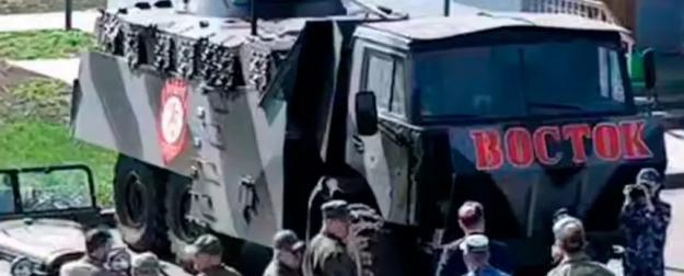 В ДНР показали уникальный гантрак из КамАЗа и БМД-2 В ДНР показали уникальный гантрак из КамАЗа и БМД-2