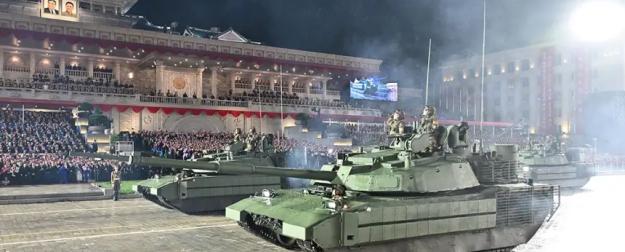 Загадочный предмет замечен на башне северокорейского танка в ходе парада Загадочный предмет замечен на башне северокорейского танка в ходе парада
