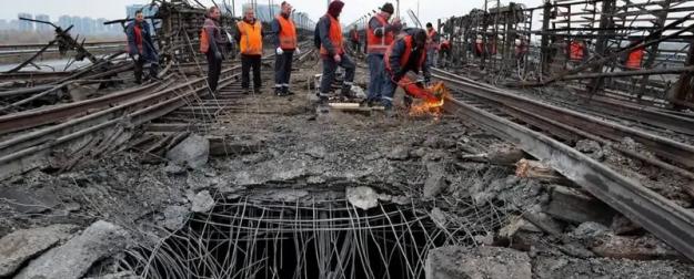 Дыры в Южном мосту в Киеве проделала баллистика неустановленного типа