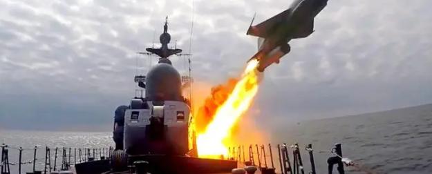 Эскадры сходятся нос к носу: Корабли РФ и КНР приближаются к авианосцам США