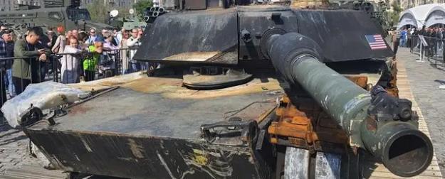 В бою ПТУР "Корнет" прошил танк М1А1 Abrams через броню и двигатель В бою ПТУР "Корнет" прошил танк М1А1 Abrams через броню и двигатель