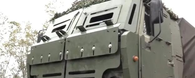 Необычно выглядящий БМ-21 "Град" КамАЗ с бронекабиной нанес удар по ВСУ