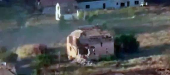 Ракета Х-39 проделала дыру в доме, где прятались операторы дронов ВСУ Ракета Х-39 проделала дыру в доме, где прятались операторы дронов ВСУ