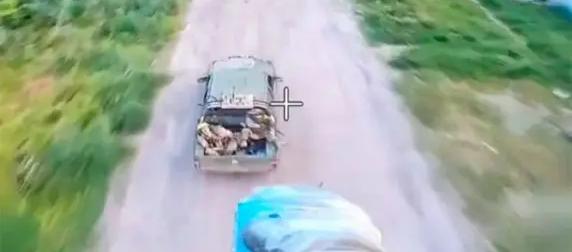 Злоключения боевиков ВСУ на пикапе после атаки дрона сняли на видео Злоключения боевиков ВСУ на пикапе после атаки дрона сняли на видео