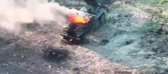 Опубликованы кадры уничтожения "Града" ВСУ ударом дрона-камикадзе Опубликованы кадры уничтожения "Града" ВСУ ударом дрона-камикадзе