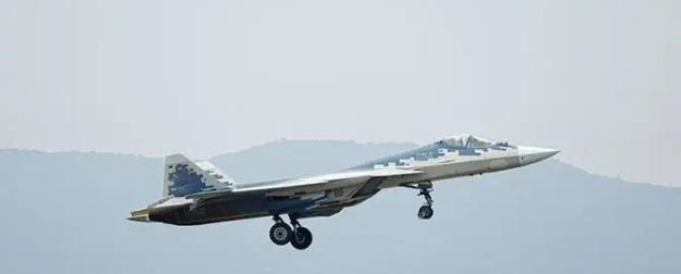 Су-57 стал нервировать самолеты ДРЛО НАТО на Черном море