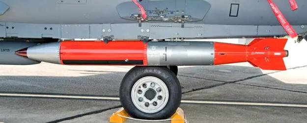 США провели серию летных испытаний ядерной бомбы. Как ответить России?