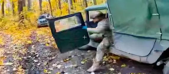 Водителю американского Humvee дрон-камикадзе влетел прямо в лицо Водителю американского Humvee дрон-камикадзе влетел прямо в лицо