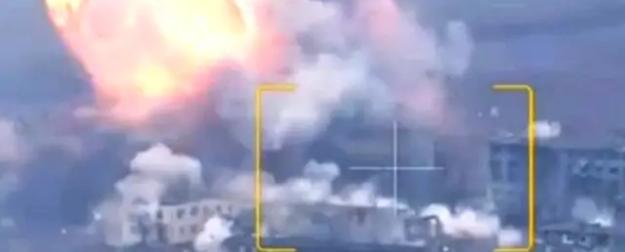 Гигантский огненный гриб поднялся в небо после удара ФАБ-1500 по дому с бое