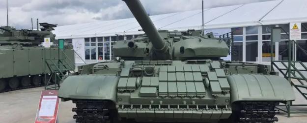 Танки-ветераны дают газу: Т-62М удивляет ускорением на шоссе